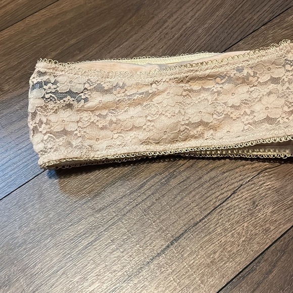 Nude lace bra - Picture 2 of 4